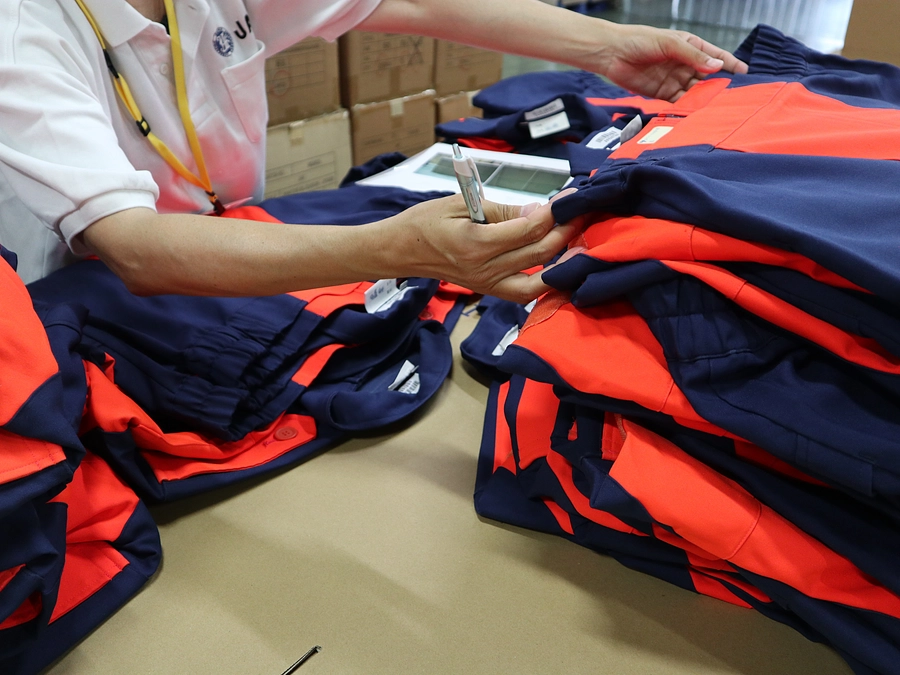 制服を管理している倉庫へ行ってきました！