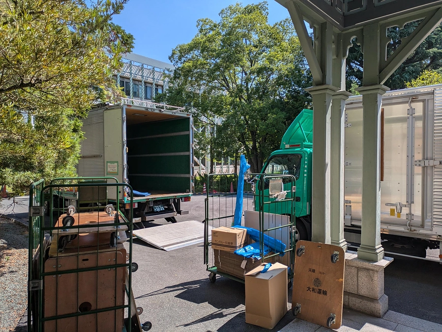 改修に向けた第一歩として、展示室内の棚などの引っ越し作業を行いました。