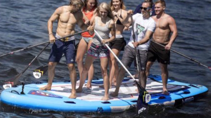 神奈川県葉山の森戸海岸で7人乗りメガSUPクルーズ体験