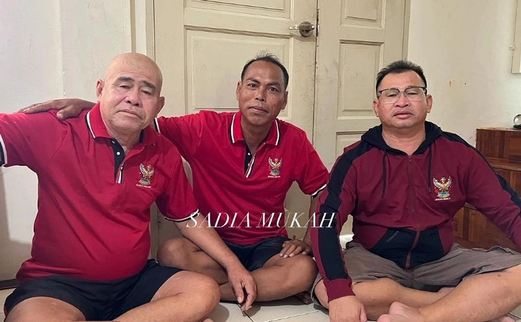 SADIA Mukah特製のシャツもしくはキャップ