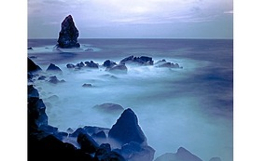 私のオリジナルプリント　 沼島（1）　　　　『夕暮れの上立神岩』をお送りします。
