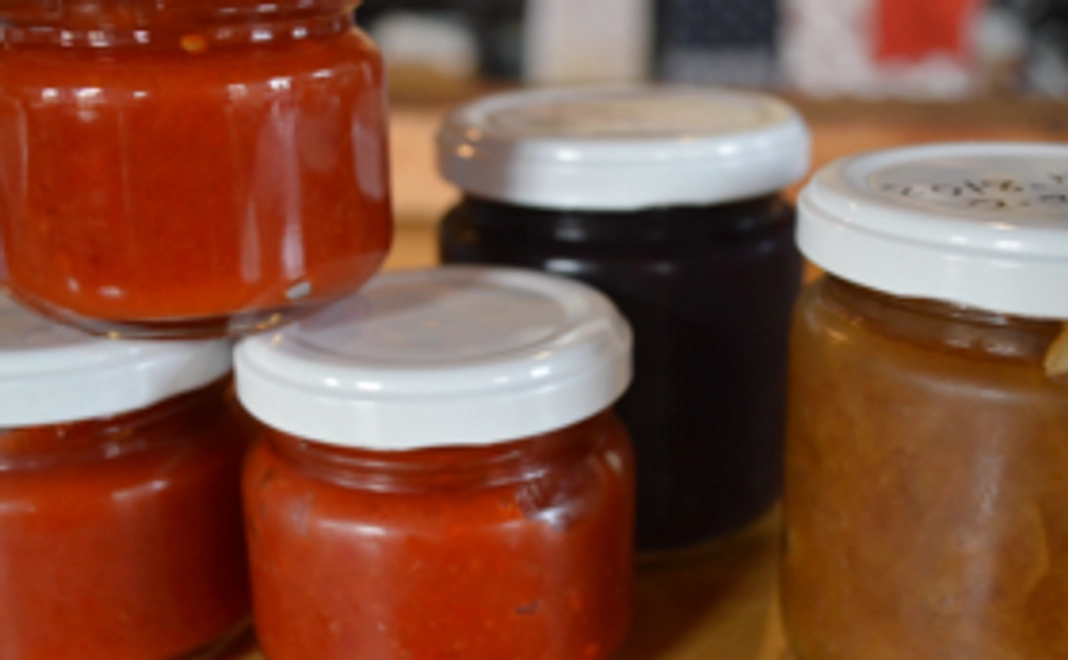 地場の無農薬野菜や果物を使った自家製のジャム、味噌､蕗味噌、オレンジピールなど