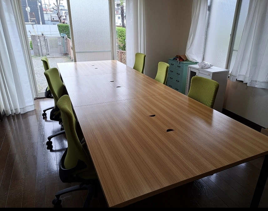 制作用のテーブルや椅子を搬入しました。