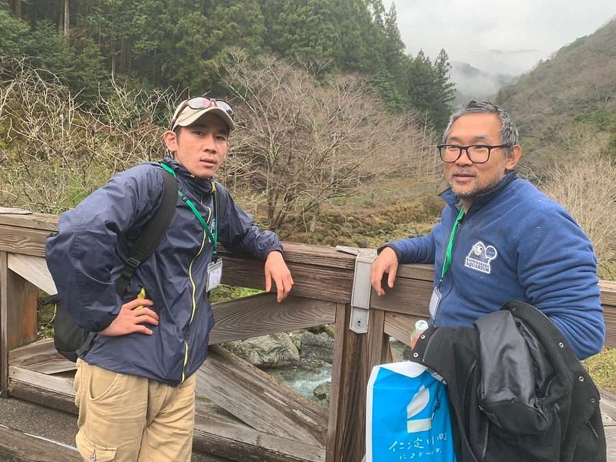 ＼カワウソのおもちゃを作りに森へ／