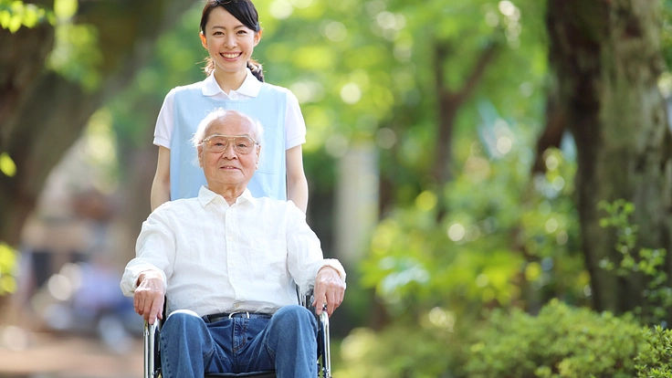 介護の魅力を発信！介護職員に焦点をあてたフリーペーパーを制作