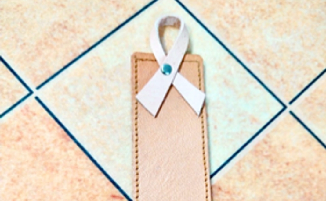 アウェアネスリボンのレザーしおりで応援＜ナチュラルカラー（名入れ可能）・本なし＞