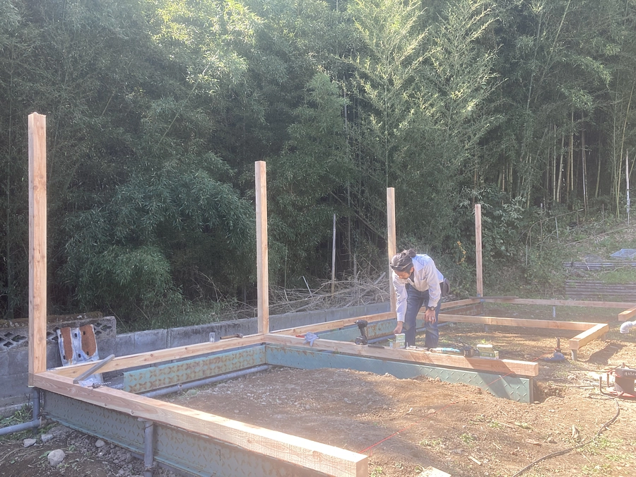 馬小屋の制作〜その６。柱の設置。