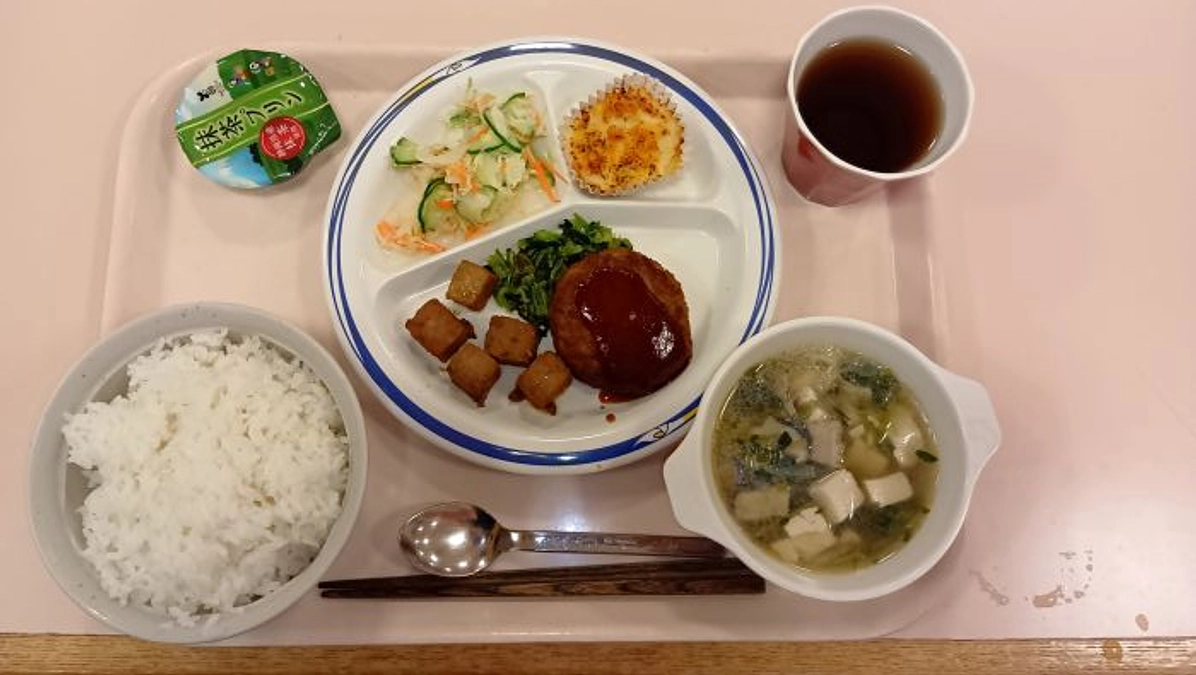 今日のご飯はなんだろなぁ～♪