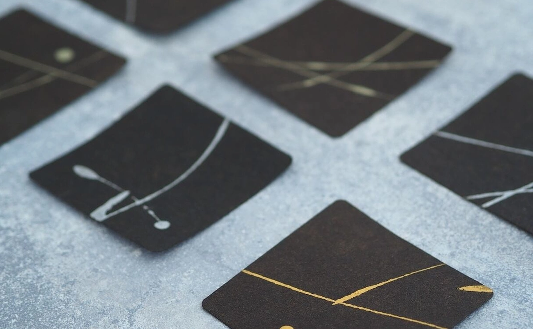 アトリエYo-Ku 畠中陽一｜漆地紋様紙コースター と御守のセット