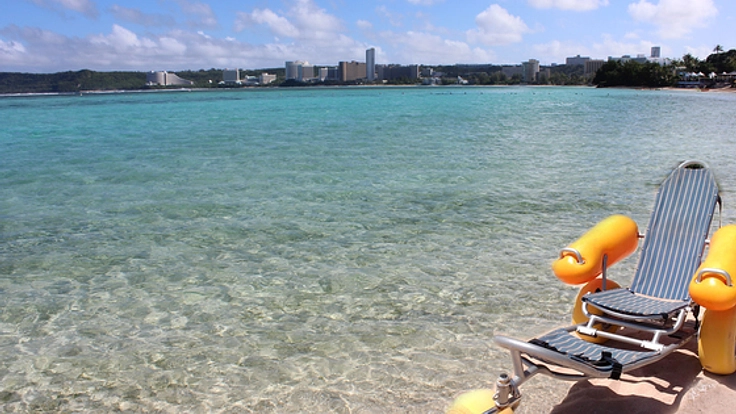 グアムにビーチで遊べる車イスを導入し、海を楽しんで欲しい。