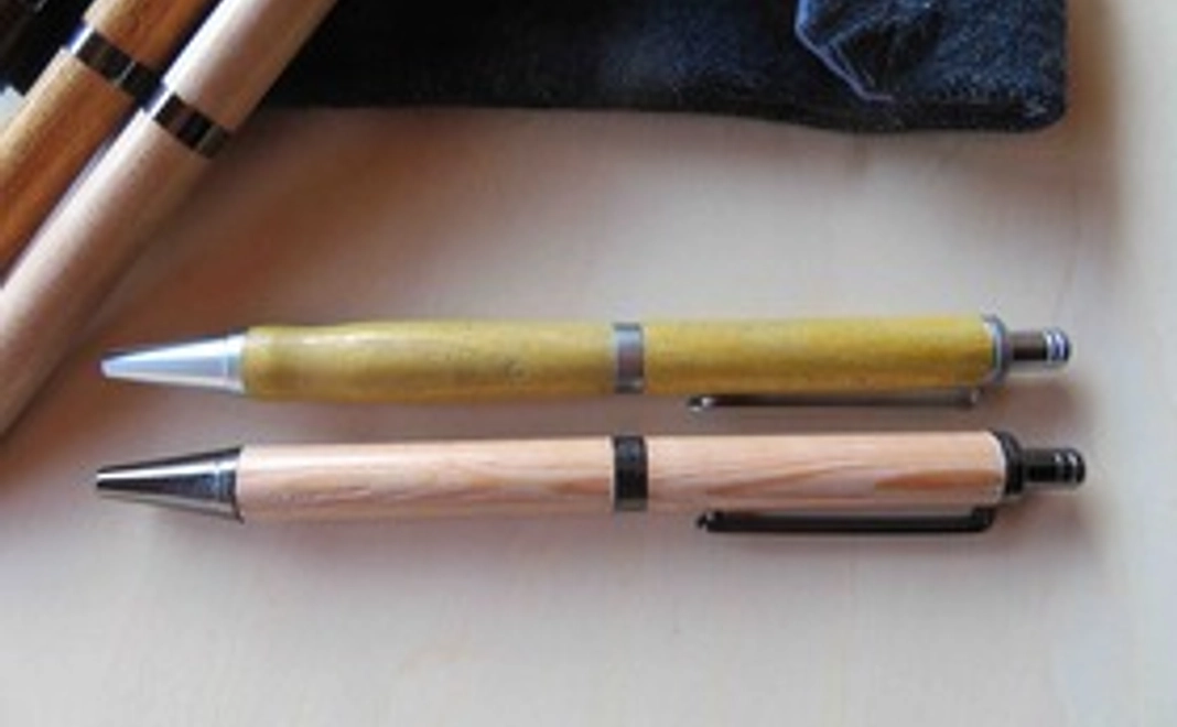 【なないろからの贈り物】地元の銘木で手作りした木製ボールペン（ペンケース付き）