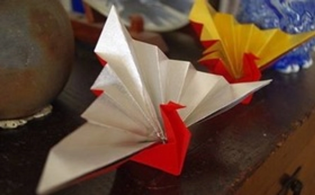 女川町の女性たちが作る「笑顔の鶴」