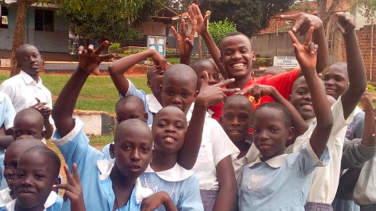 HIVで親を失ったウガンダの5人の孤児に学校へ行くチャンスを。