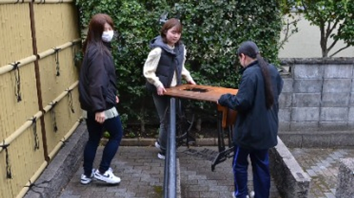 修理している足踏みミシンについて