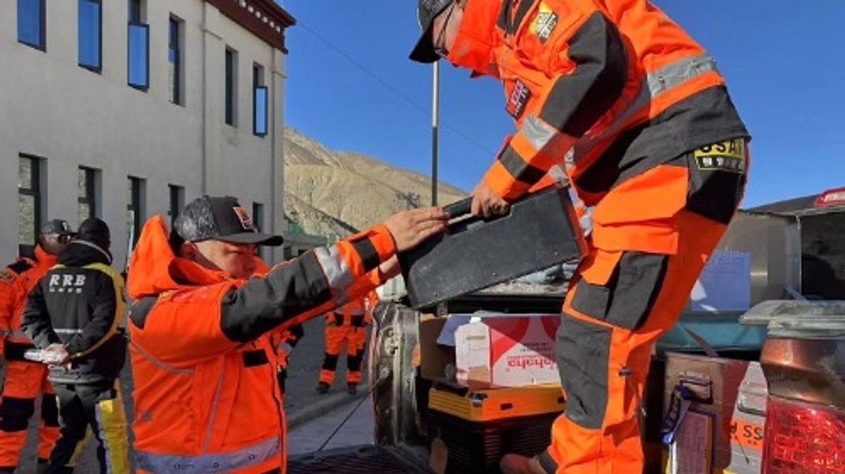 極寒の被災地へ　レスキューチームが支援物資を運搬