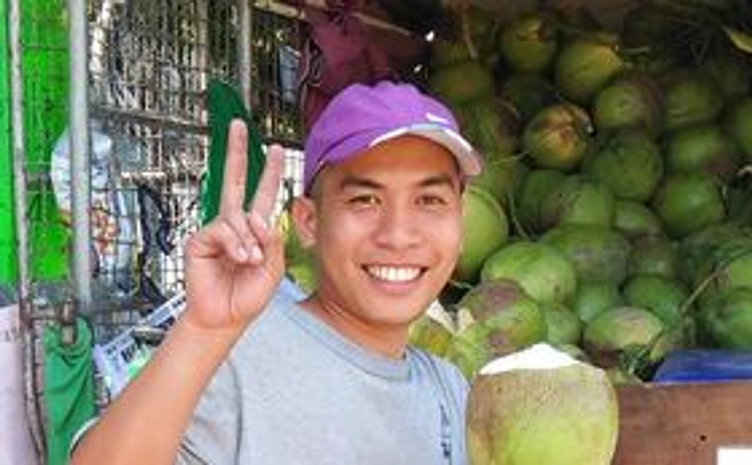 タイ国のノム君に会いに来られた時　　　ココナッツ２個サービス 【No.F】