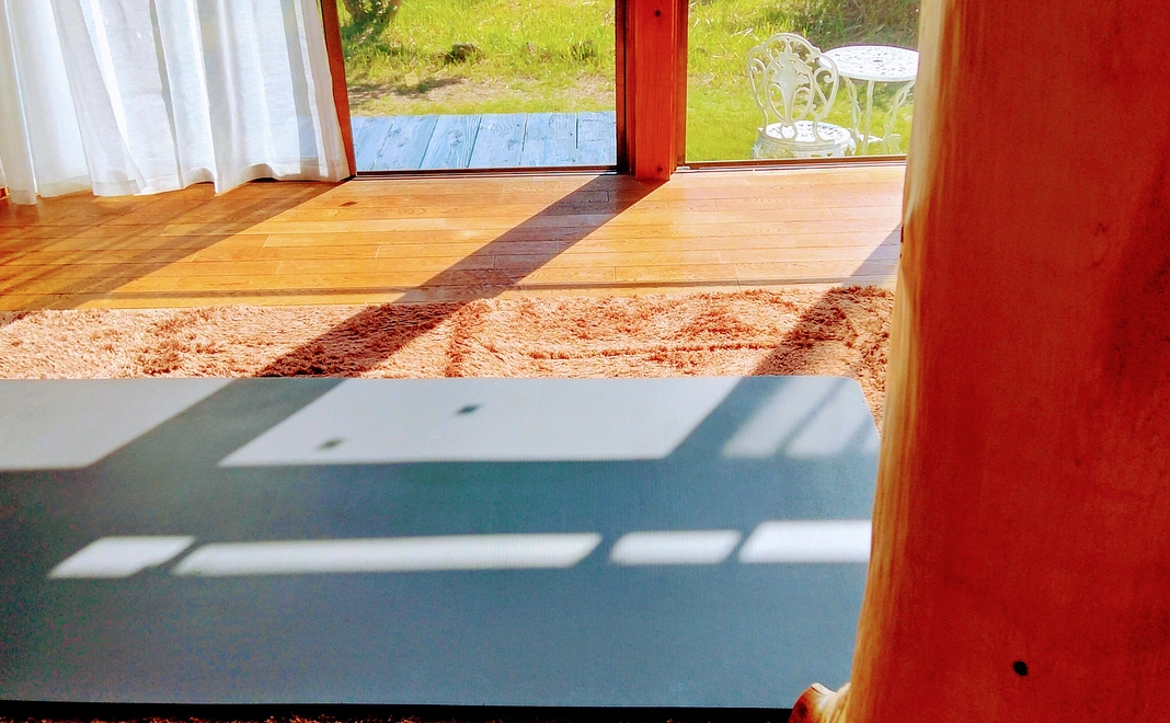 富来の丘で瞑想やフルーツ狩り（※季節による）をしながら、ゆったり自分を見つめる体験をしてもらう。