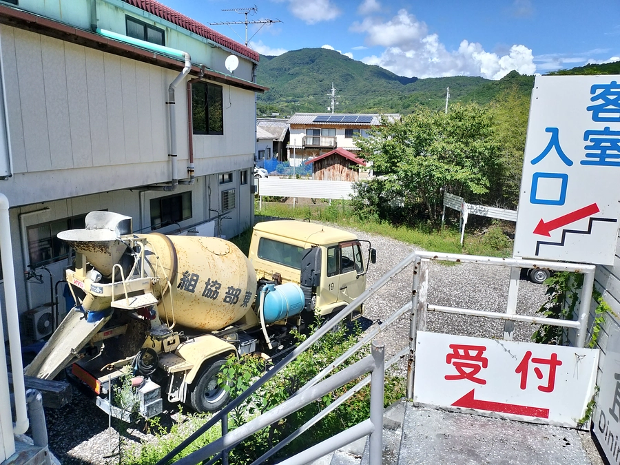 コンクリート注入！ We are pouring and setting the concrete.