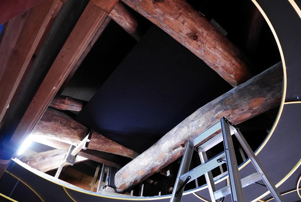 仏様の頭上の穴と本プロジェクトの天蓋のご説明