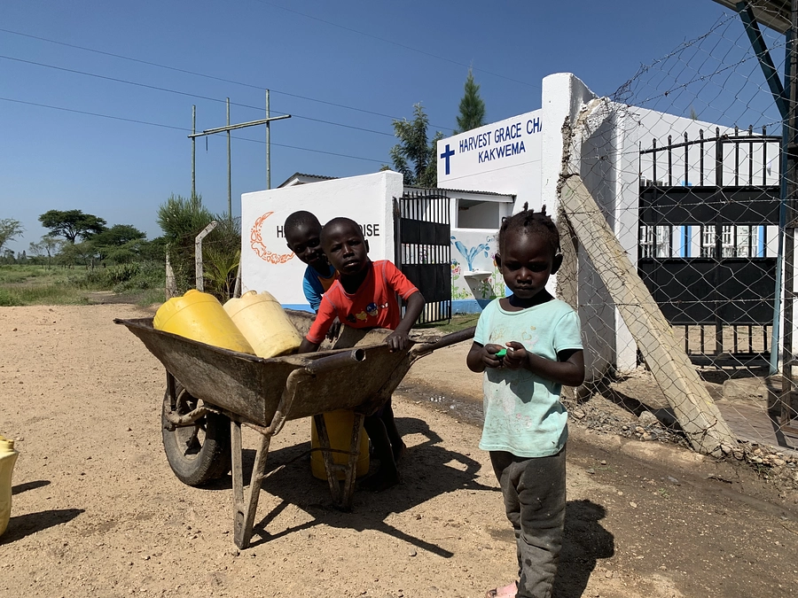 子どもたちも水を運んでいます