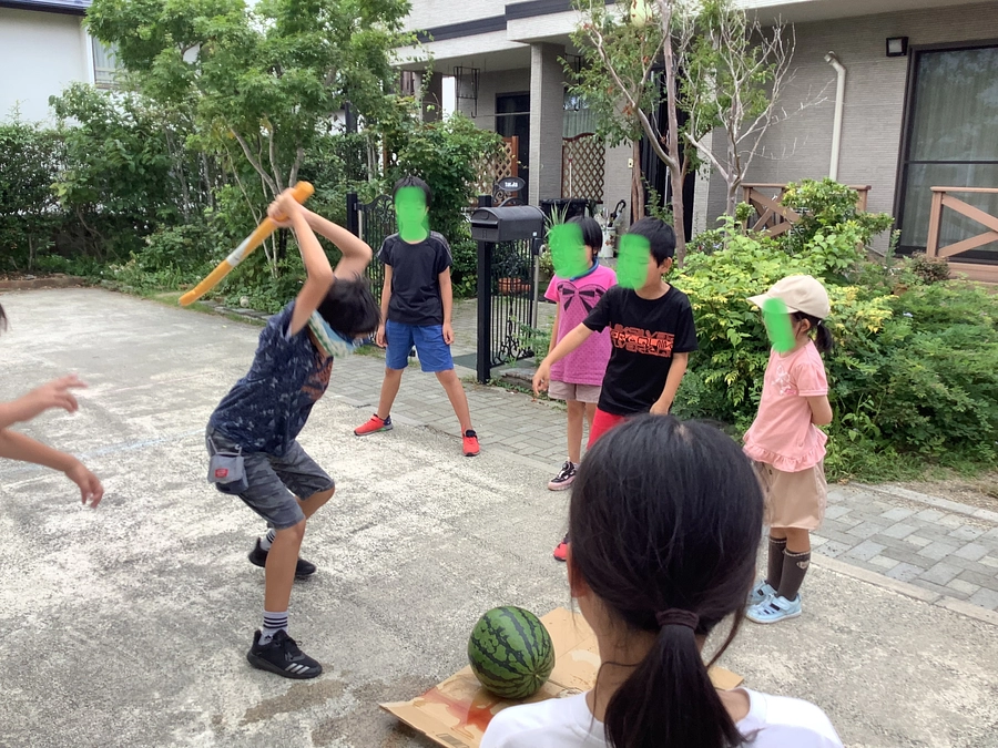 お盆の最中、休めないお宅のお子さんが、朝からやってきます。