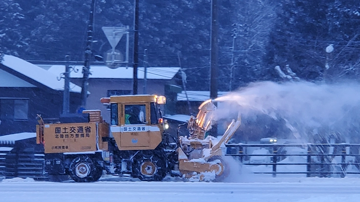 高齢過疎化の雪国の屋根の雪下ろしで転落死傷事故。雪下ろし装置の開発