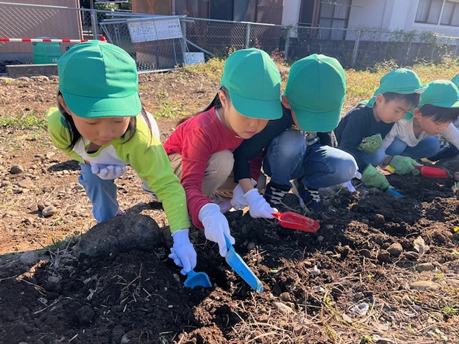 誕生院保育園の子どもたちも鬼塚古墳美化運動に協力してくれました
