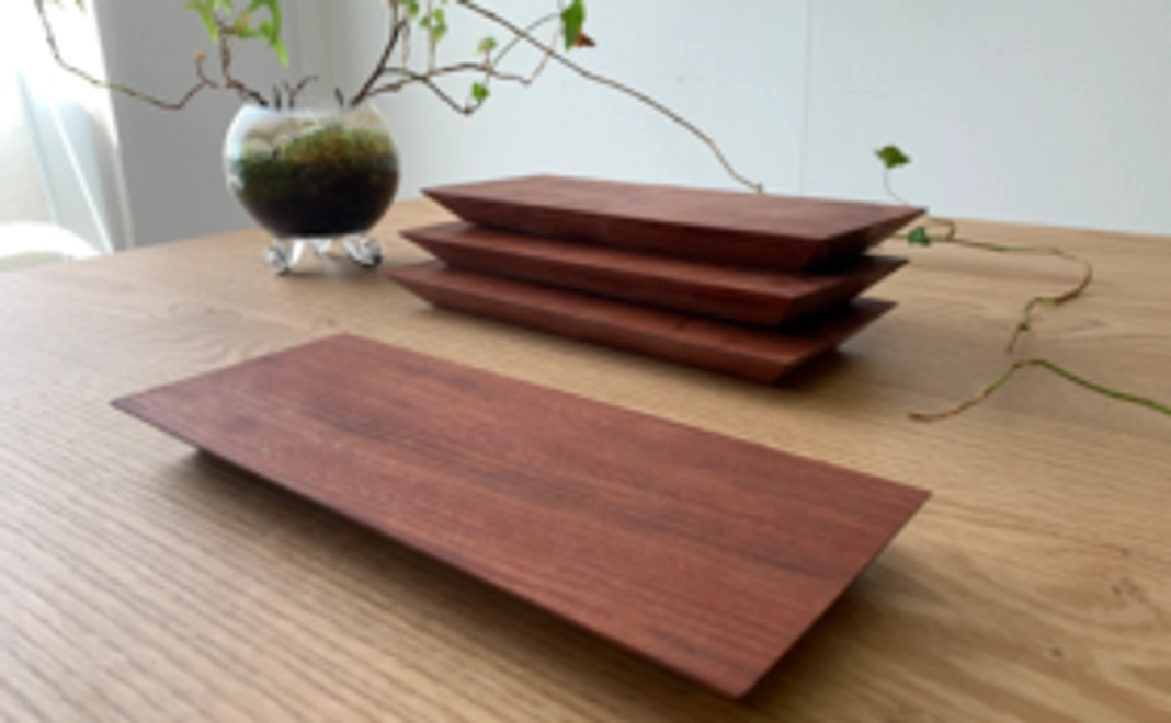 再生した一枚板rewoodから作られる「銘木プレート２枚セット」※樹種おまかせ