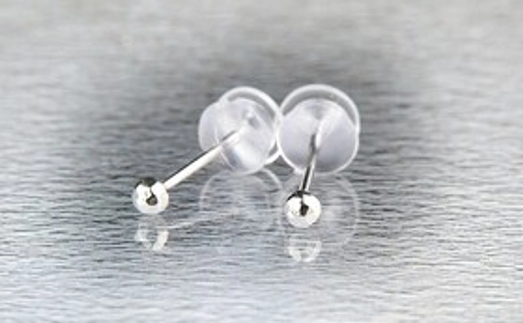 【金属アレルギーの悩み解決、キラキラ無添加純銀のミラーボールピアス】