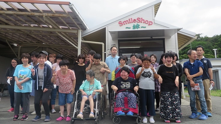 障がい者の収入と笑顔を守るため　お菓子が買える自販機を設置！