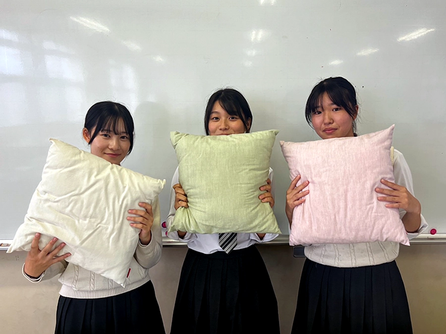 クッションカバーを製作しています