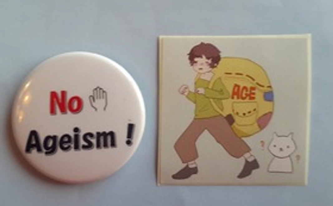 エイジズムのバッジ(直径約4.4cm)とステッカー(縦横5.5cm)