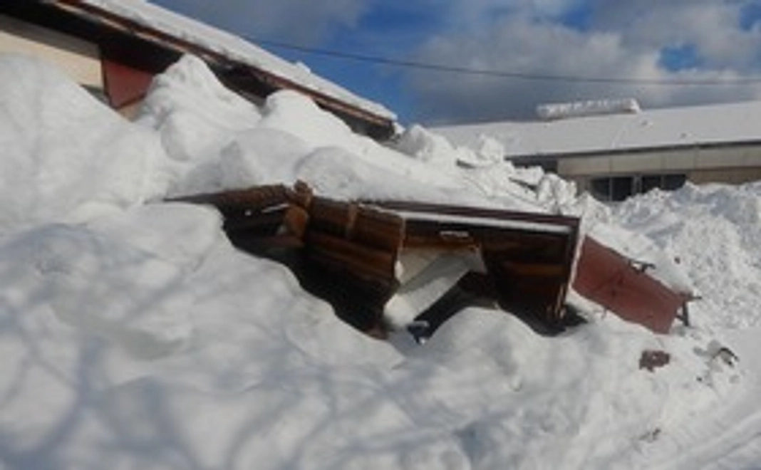 例年以上の豪雪で植林活動用の道具小屋が倒壊しました
