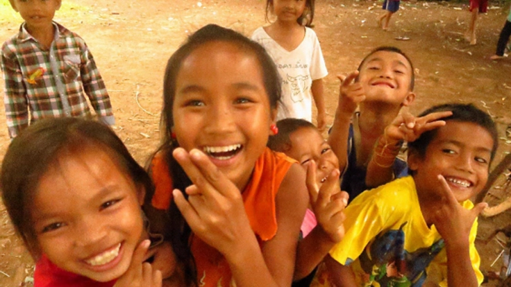 ラオスの人達と一緒に造る、廃タイヤの遊具を子ども達に贈りたい