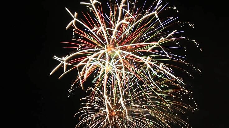 ご利用者様の笑顔と地域の繋がりを途切れさせないため、花火をあげたい