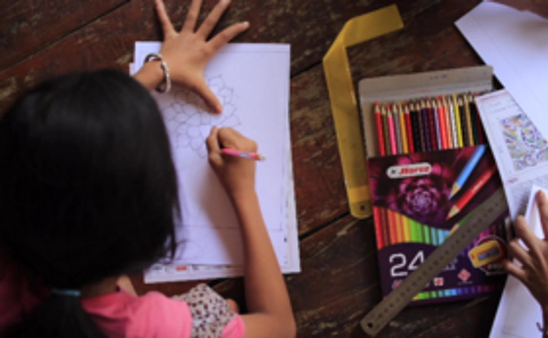 カンボジア女性1名が住居を移し、アートスクールに通うための奨学金