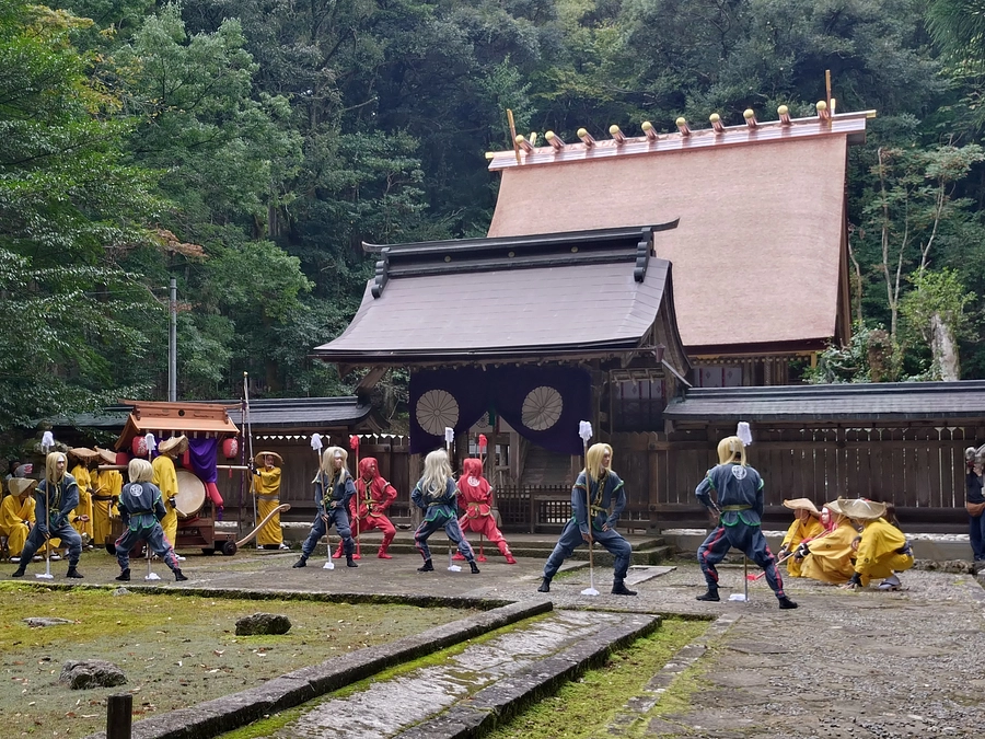 若狭彦神社本殿屋根修復後、初の遠敷祭り