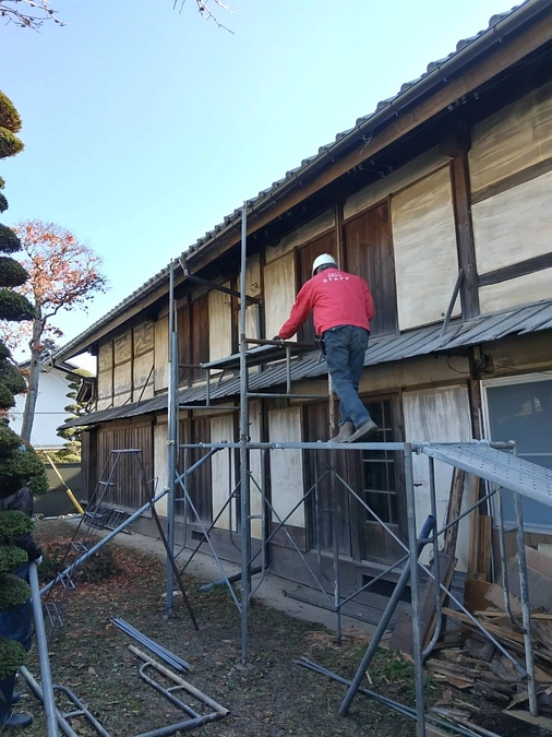 たまり家、いよいよ2階の床板貼りが始まります。