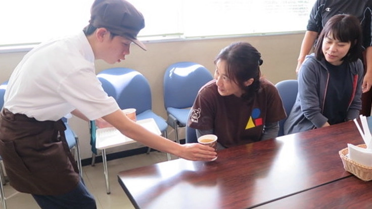 生徒たちにさまざまな職業体験を!えがおカフェをオープン