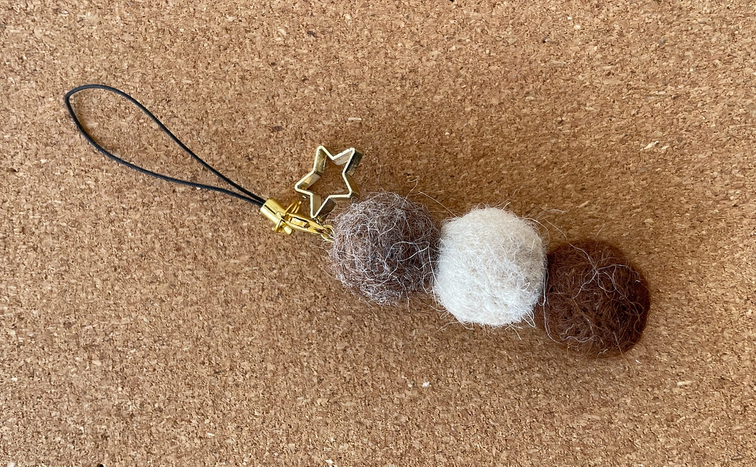 【アルパカ原毛グッズ】動物園スタッフ手作りフェルトボールキーホルダー