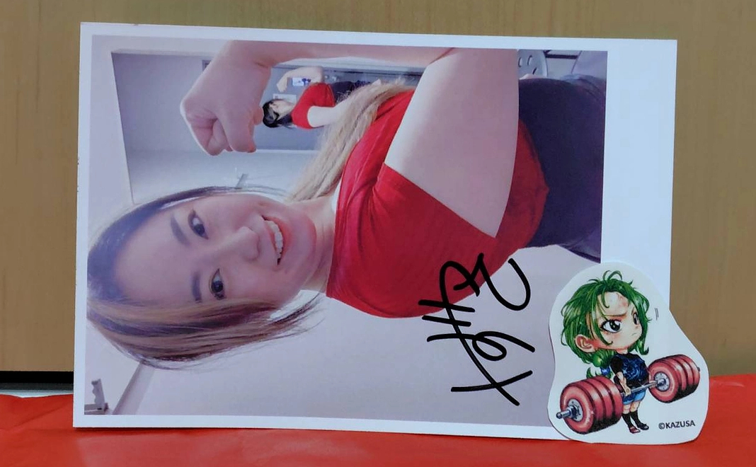 オリジナルステッカーとサイン入りポストカードのセット