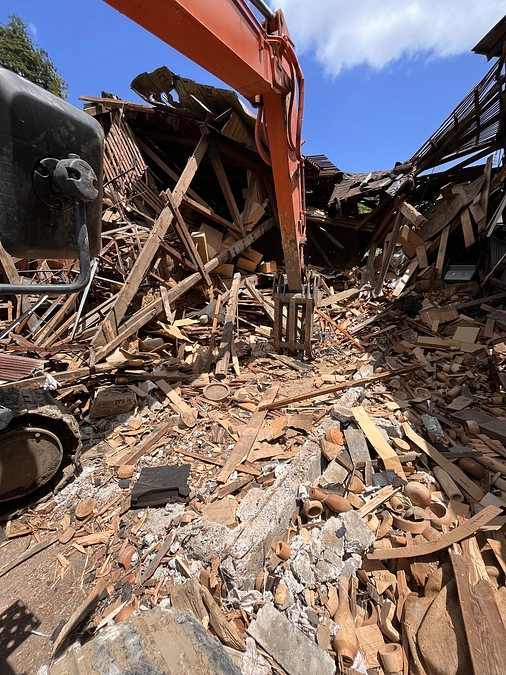 倉庫解体２日目が終わりました