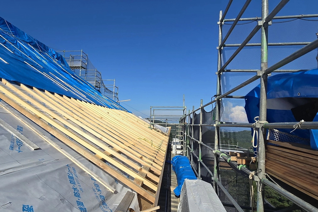チタン屋根の下地を作る作業が進められています