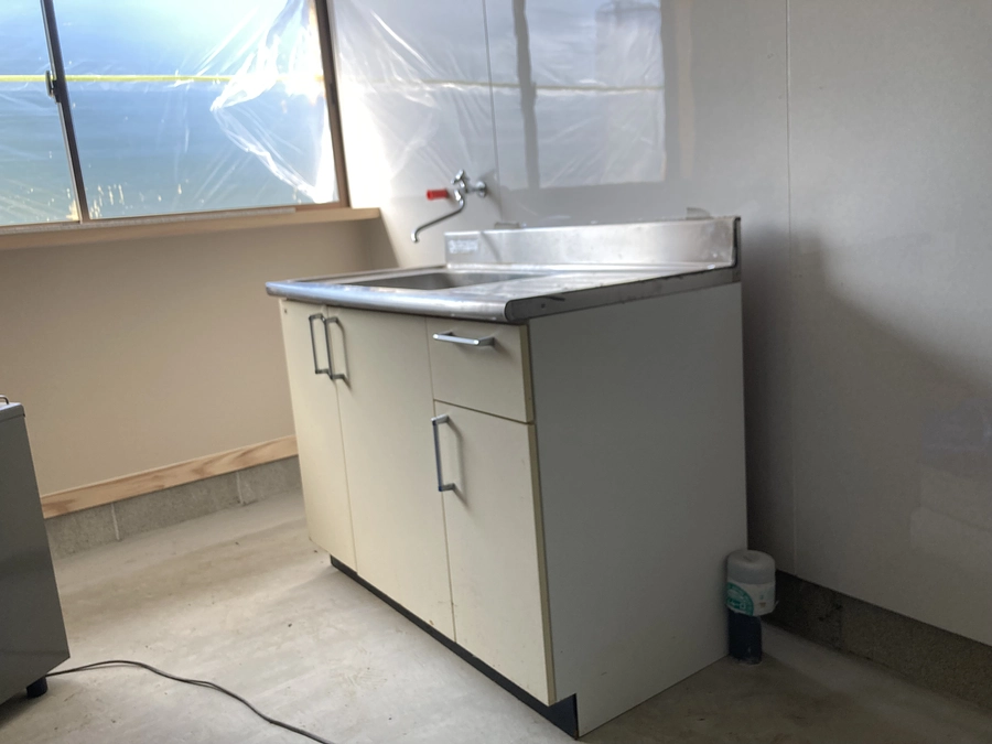 流し台などの設置始めました。