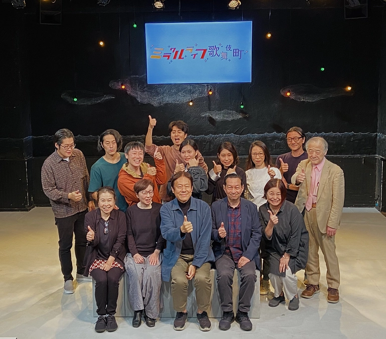 日台演劇「ミラクルライフ歌舞伎町」でPRしています。公演は10月20日～25日。