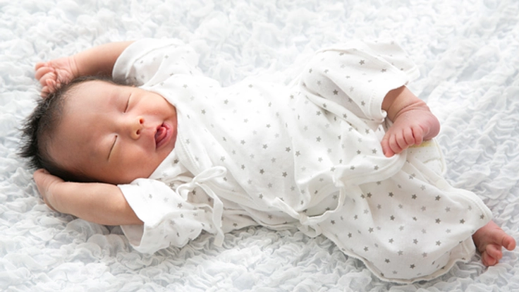 ママとパパの愛情を出張撮影のニューボーンフォトで残そう！