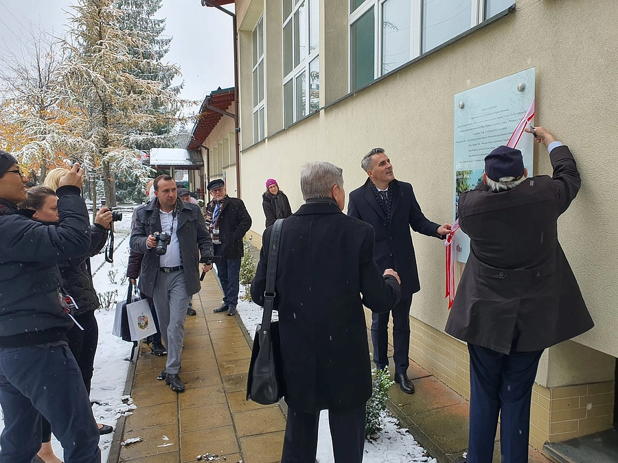 9月の福田会訪問時に行なわれた桜の植樹を記念し、11月22日に除幕式が行われました