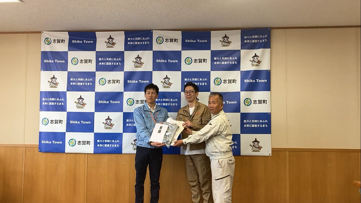 志賀町役場にて稲岡町長を訪問し、目録をお渡ししました