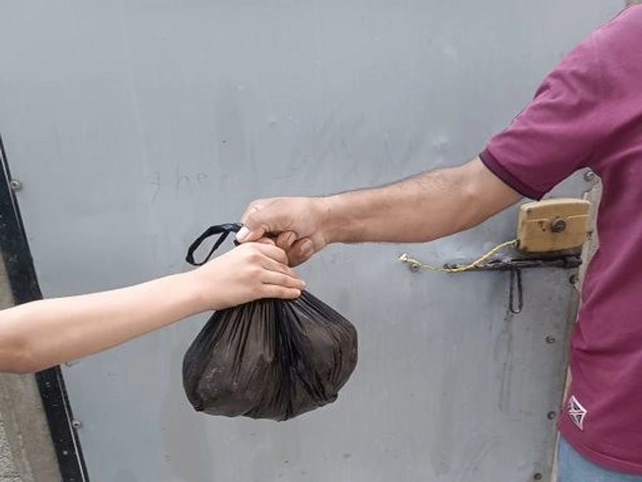 「餌も水もあげることができない…」養鶏場から鶏を買い取り困窮家庭に配布