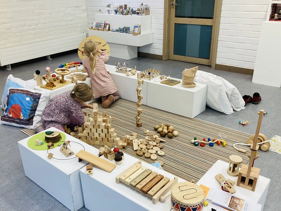 ラッペーンランタの湖畔にあるギャラリーでイベントを開催